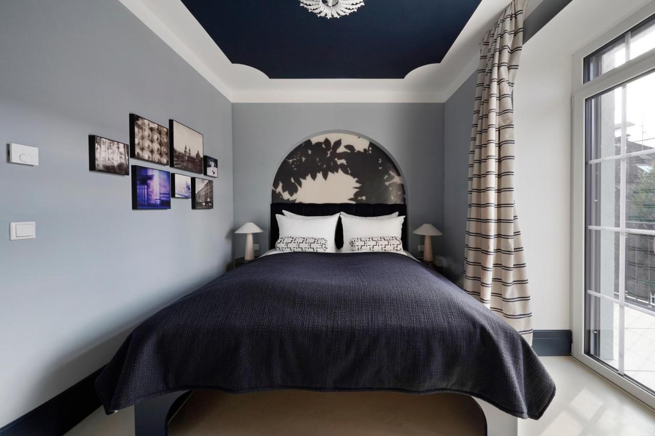 Medium Room with Balcony